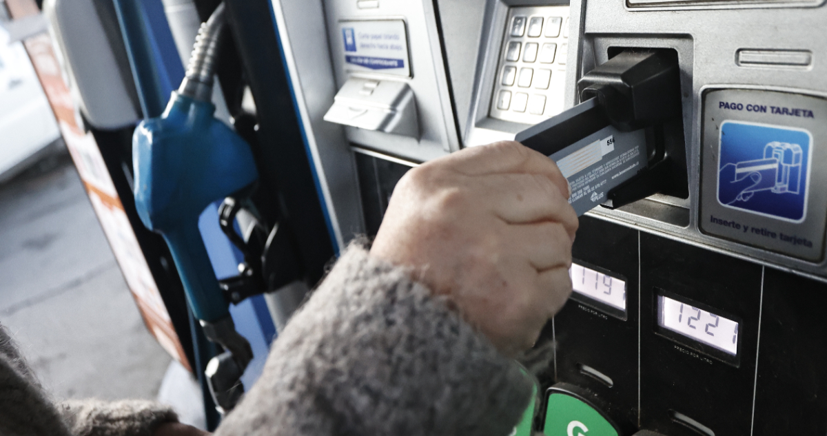 Gasolineras denuncian que Transbank cobra a clientes $6 extra por cada litro de combustible