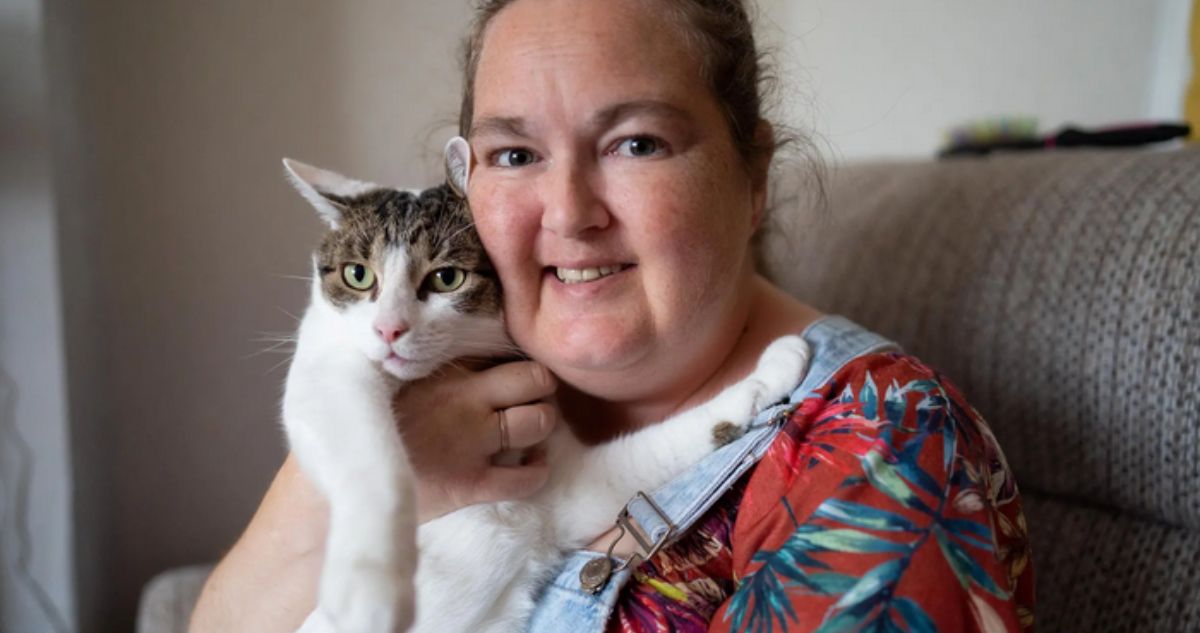 Gato salva a mujer mientras sufría ataque cardiaco: "me estaba maullando en el oído"