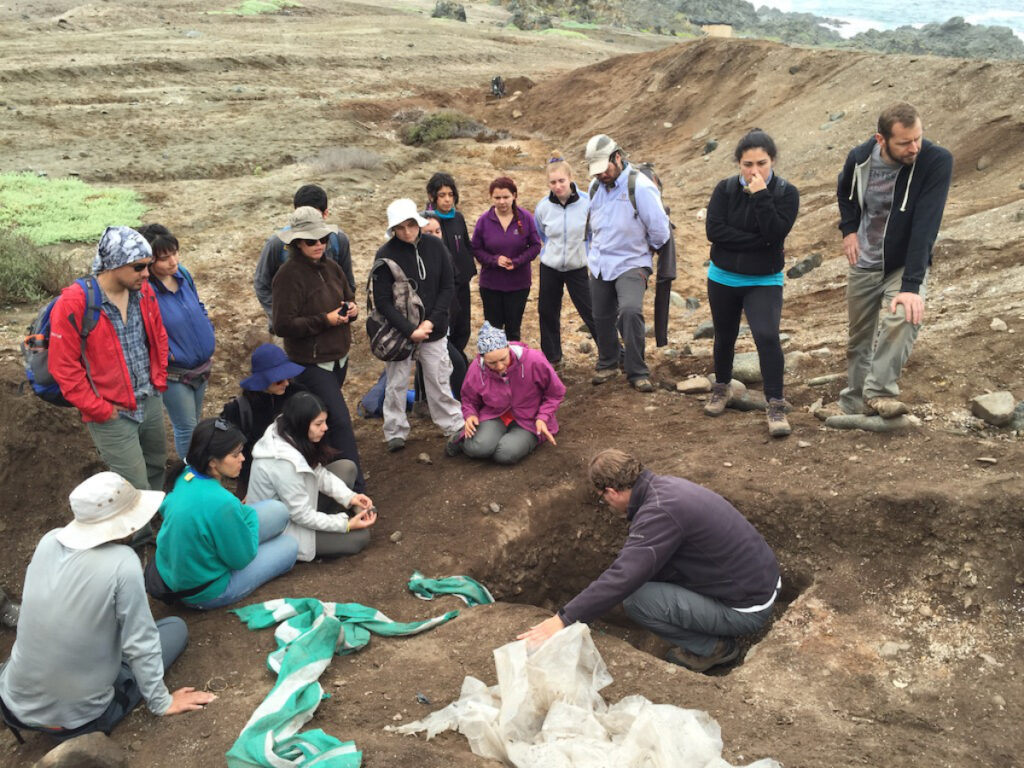 Geólogos de la Universidad de Chile y extranjeros en el Pabellón de Pica, norte de Chile, investigando terremoto prehistórico