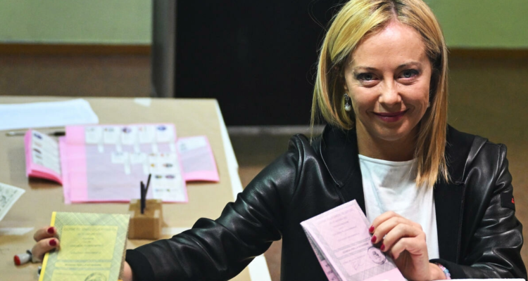 La líder de ultraderecha Giorgia Meloni depositas sus papeletas de voto en un colegio electoral de Roma.