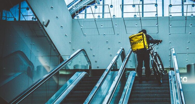 Multan a Glovo en España por tener a casi 11 mil repartidores en condición irregular
