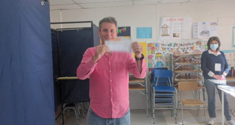 El diputado Gonzalo de la Carrera le sacó una foto a su voto