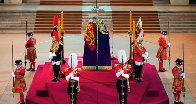 Guardias en féretro de la reina Isabel