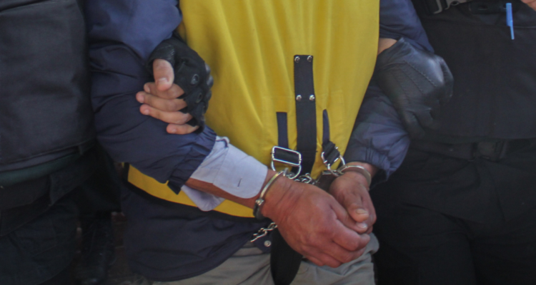 Hombre agredió con cuchillo a expareja en Los Ángeles: mujer terminó con páralisis y fractura