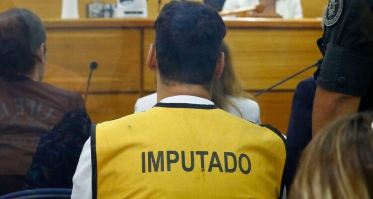 hombre arresto domiciliario