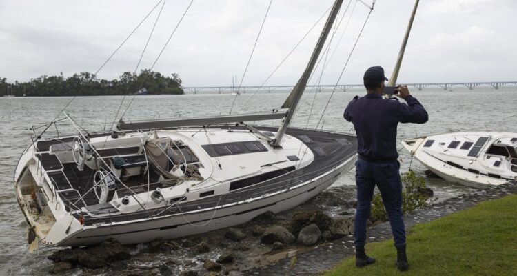 Fotografía de una lancha encallada en la orilla del mar tras el paso del huracán Fiona en Samaná (República Dominicana).