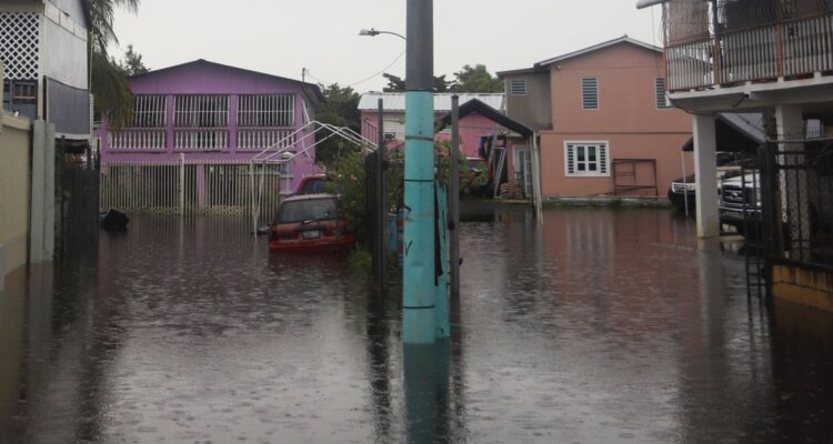 Fotografía de una calle inundada por el impacto del huracán Fiona en el barrio Juana Matos, en Cataño (Puerto Rico)