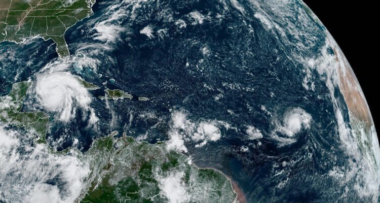 Imagen satelital cedida este lunes por la Oficina Nacional de Administración Oceánica y Atmosférica de Estados Unidos (NOAA), a través del Centro Nacional de Huracanes (NHC), en la que se registra la situación del clima con en el Atlántico.