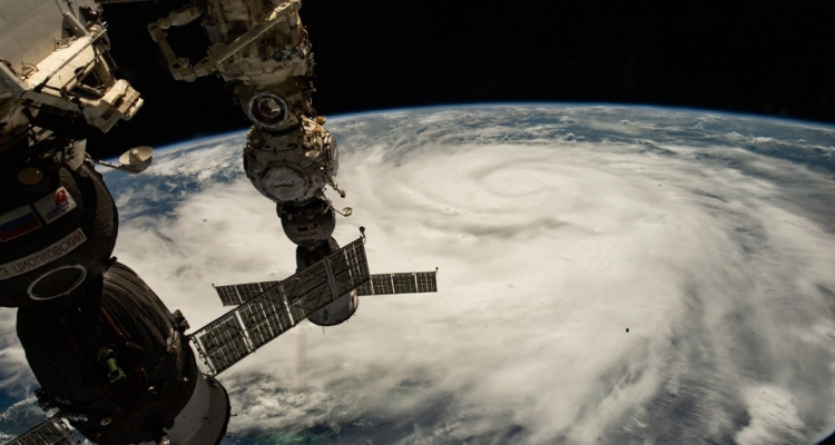 Imagen proporcionada por la NASA, que muestra el huracán Ian fotografiado desde la Estación Espacial Internacional.