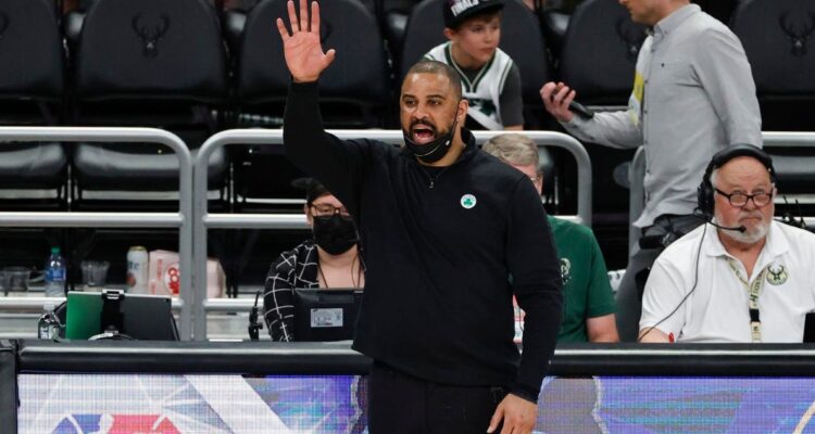 Ime Udoka, coach de los Celtics, arriesga un año de suspensión.