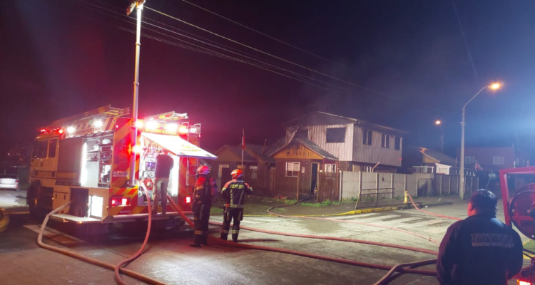 Carro de Bomberos trabajando en incendio en sector Alerce.