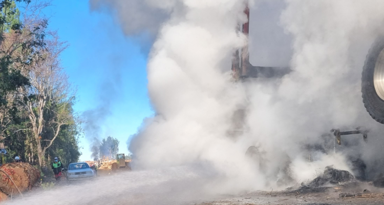 Equipos de emergencia se trasladan a ruta Curaco por incendio de camión en Collipulli.
