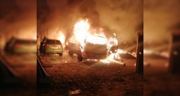 Incendio deja tres vehículos destruidos y dos casas dañadas en Buin