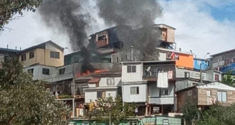 Incendio de vivienda en Valparaíso