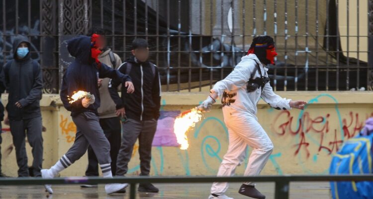 Sujetos con overoles blancos protagonizan nuevos incidentes afuera del Instituto Nacional