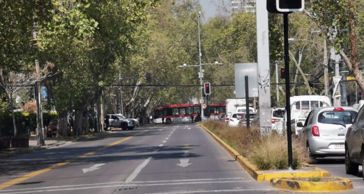 Encapuchados protagonizan incidentes afuera del ex Pedagógico: tomaron control de un bus