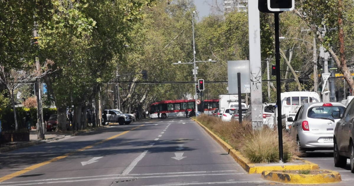 Encapuchados protagonizan incidentes afuera del ex Pedagógico: tomaron control de un bus