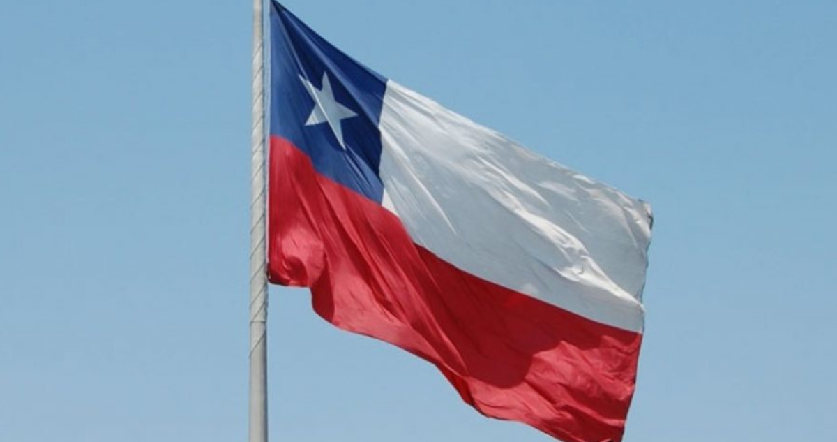 Intentan quemar bandera chilena en Laja