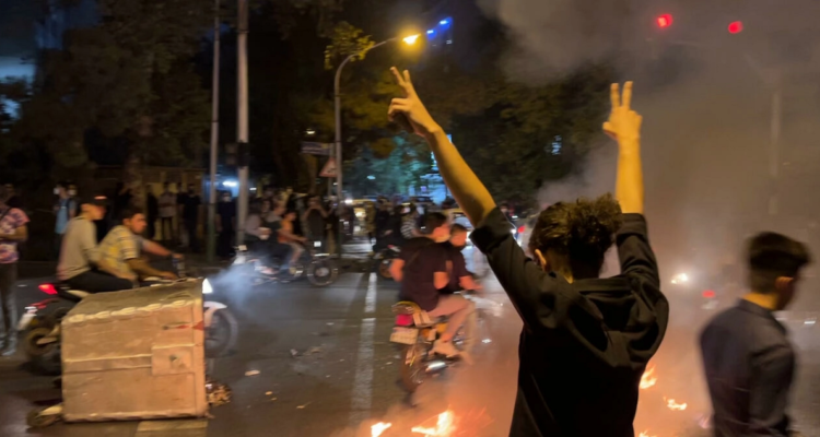 Una protesta callejera por Mahsa Amini.