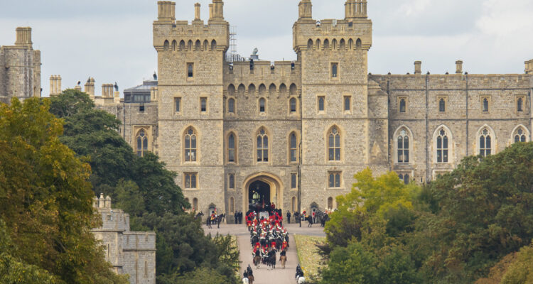 19/09/2022 15:45 (UTC) Crédito: EFE Fuente: EPA Autor: JON ROWLEY Temática: Política » Gobierno » Jefaturas de estado/ monarquía El féretro de la reina Isabel II llega al Castillo de Windsor este lunes 19 de septiembre.