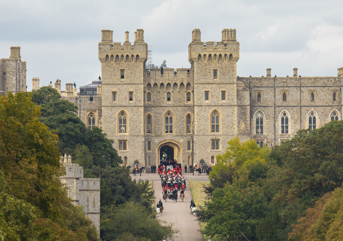 19/09/2022 15:45 (UTC) Crédito: EFE Fuente: EPA Autor: JON ROWLEY Temática: Política » Gobierno » Jefaturas de estado/ monarquía El féretro de la reina Isabel II llega al Castillo de Windsor este lunes 19 de septiembre.
