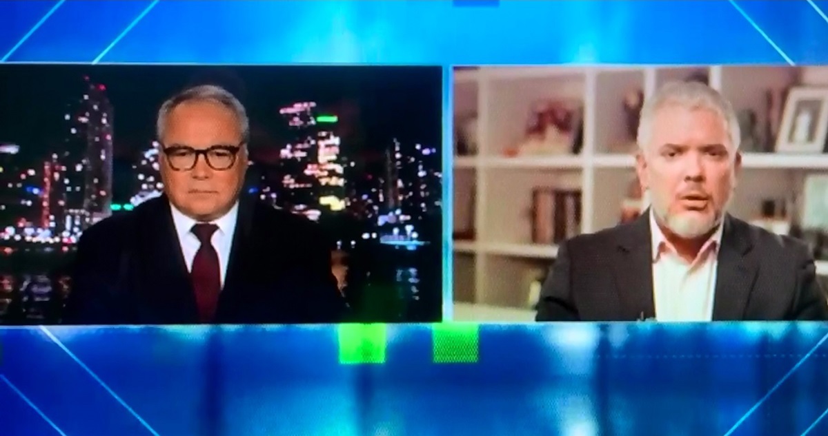  Captura de vídeo cedida por CNN en español donde se aprecian dos pantallas con un momento de la entrevista del periodista Camilo Egaña al expresidente de Colombia, Iván Duque.