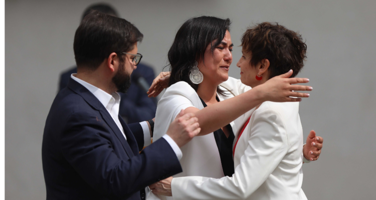 Abrazo entre Boric y Siches