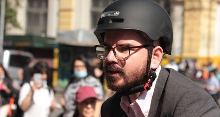Ministro Jackson llegó en bicicleta a votar: llamó a votar para que resultado sea representativo