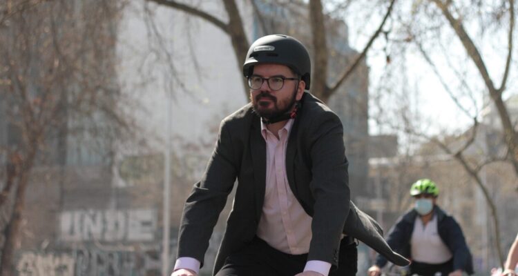 Ministro Jackson llegó en bicicleta a votar: llamó a votar para que resultado sea representativo