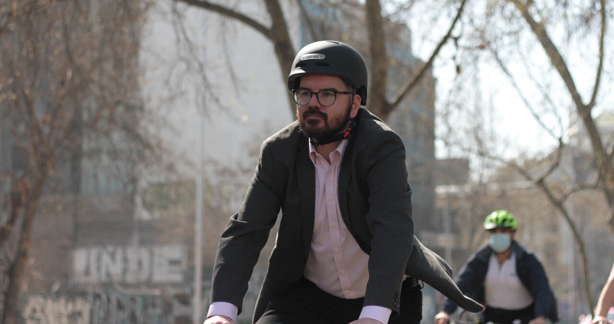 Ministro Jackson llegó en bicicleta a votar: llamó a votar para que resultado sea representativo