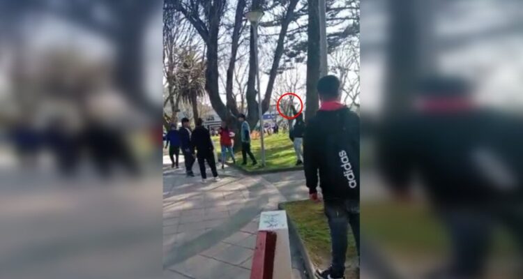 Captan disparos durante pelea de jovenes en plaza de Arauco