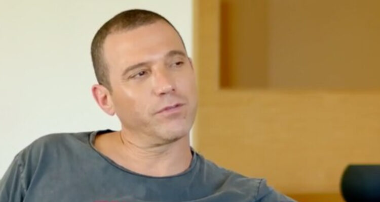 El animador Julián Elfenbein serio mientras habla.