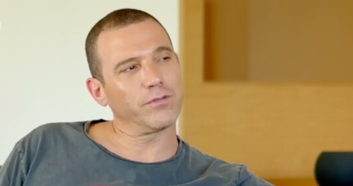 El animador Julián Elfenbein serio mientras habla.