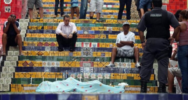 La escalera de Selarón: la sospechosa muerte de artista chileno cuyo cuerpo quedó tendido en su obra.