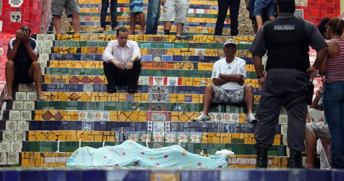 La escalera de Selarón: la sospechosa muerte de artista chileno cuyo cuerpo quedó tendido en su obra.