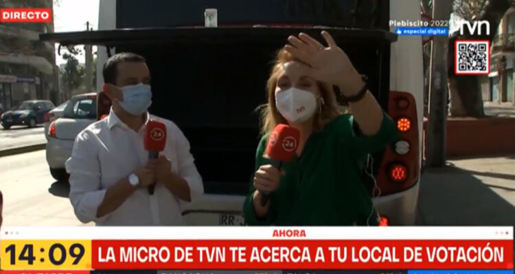 Karen Doggenweiler y Juan Carlos Alarcón en la micro de TVN