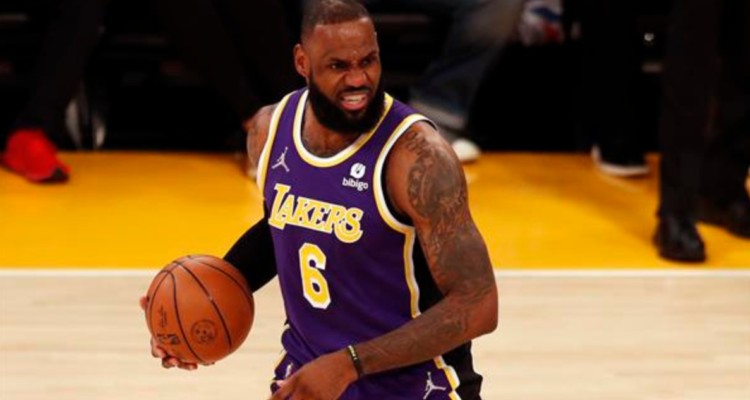 LeBron James refuta la sanción contra el presidente de los Suns y alega que debe ser más fuerte.