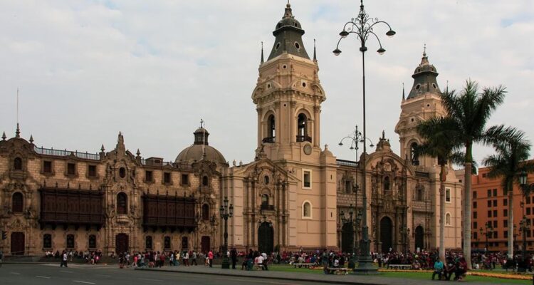 Gobierno peruano busca regular sueldo mínimo y pone como ejemplo a Chile y otros países de la región