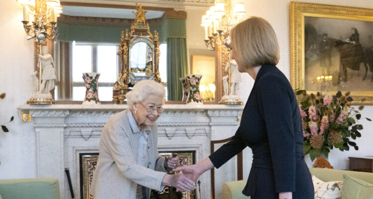 Liz Truss estrechando la mano de la reina Isabel II.