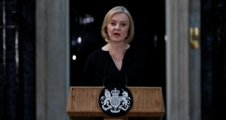 Vestida de luto, Liz Truss habla tras la muerte de la reina Isabel II.