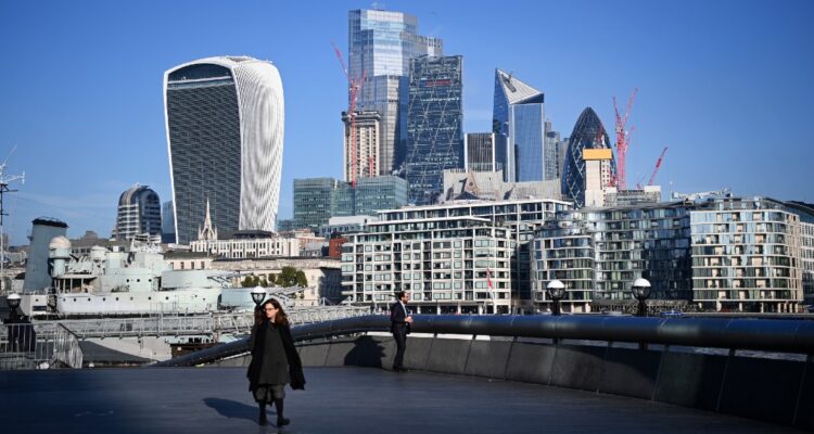 La libra se desploma a niveles no vistos desde 1985 y recesión en Gran Bretaña es inminente