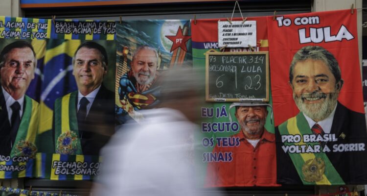 Fotografía de un puesto de venta de toallas diseñadas con fotos del presidente brasileño y candidato a reelección, Jair Bolsonaro, y del expresidente brasileño y candidato a la Presidencia, Lauiz Inácio Lula da Silva.