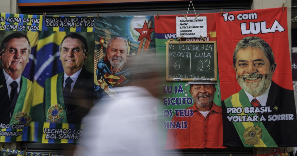 Fotografía de un puesto de venta de toallas diseñadas con fotos del presidente brasileño y candidato a reelección, Jair Bolsonaro, y del expresidente brasileño y candidato a la Presidencia, Lauiz Inácio Lula da Silva.