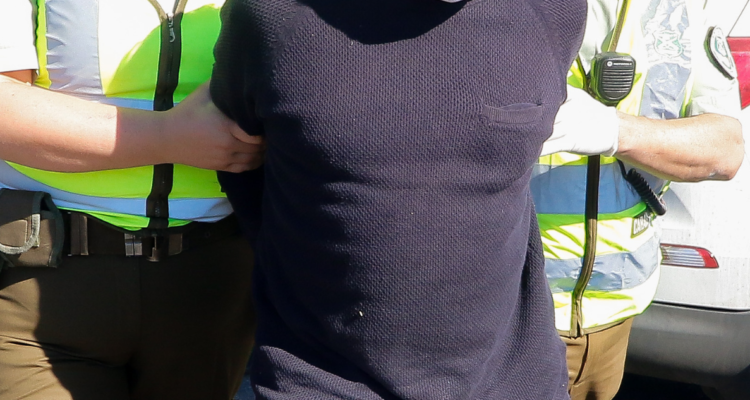 Detienen a dos personas sorprendidas robando madera en predio de Curanilahue.