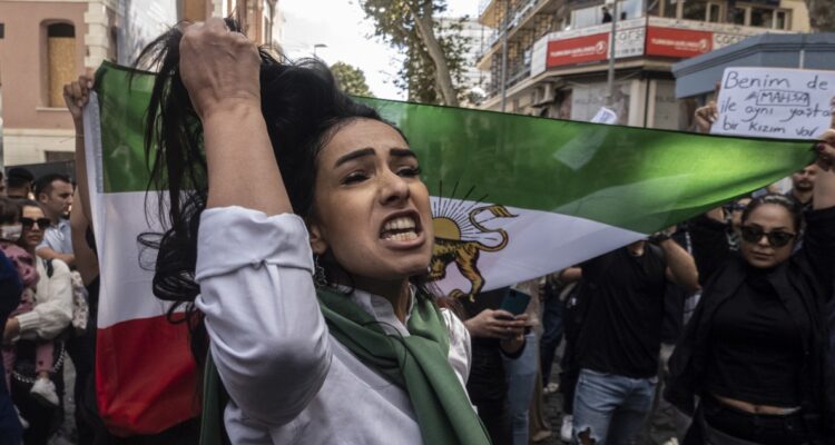 Una mujer iraní protesta en el Líbano.