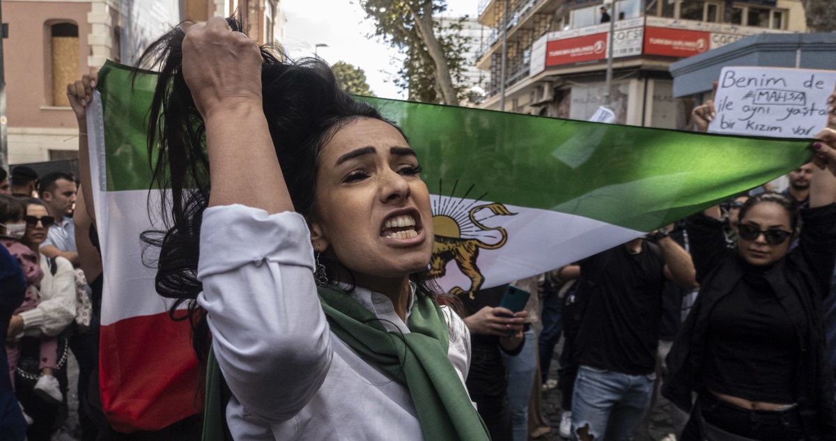 Una mujer iraní protesta en el Líbano.