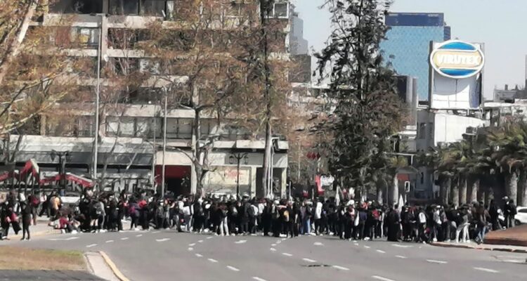 Tránsito en la Alameda es desviado por manifestaciones en Plaza Baquedano