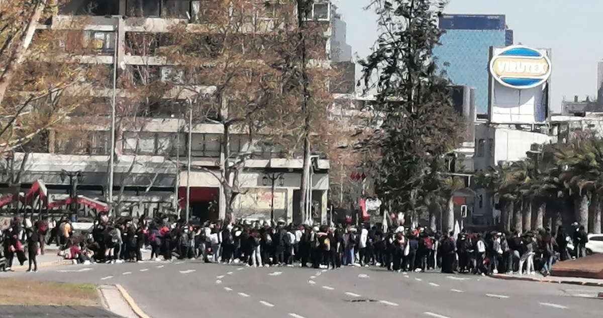 Tránsito en la Alameda es desviado por manifestaciones en Plaza Baquedano