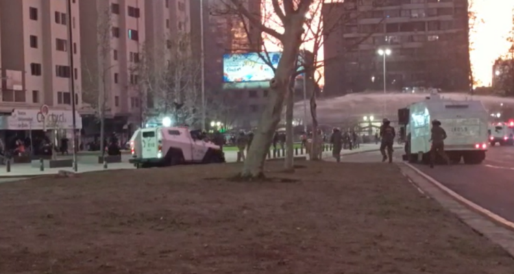 Manifestantes protagonizan desórdenes en Plaza Baquedano
