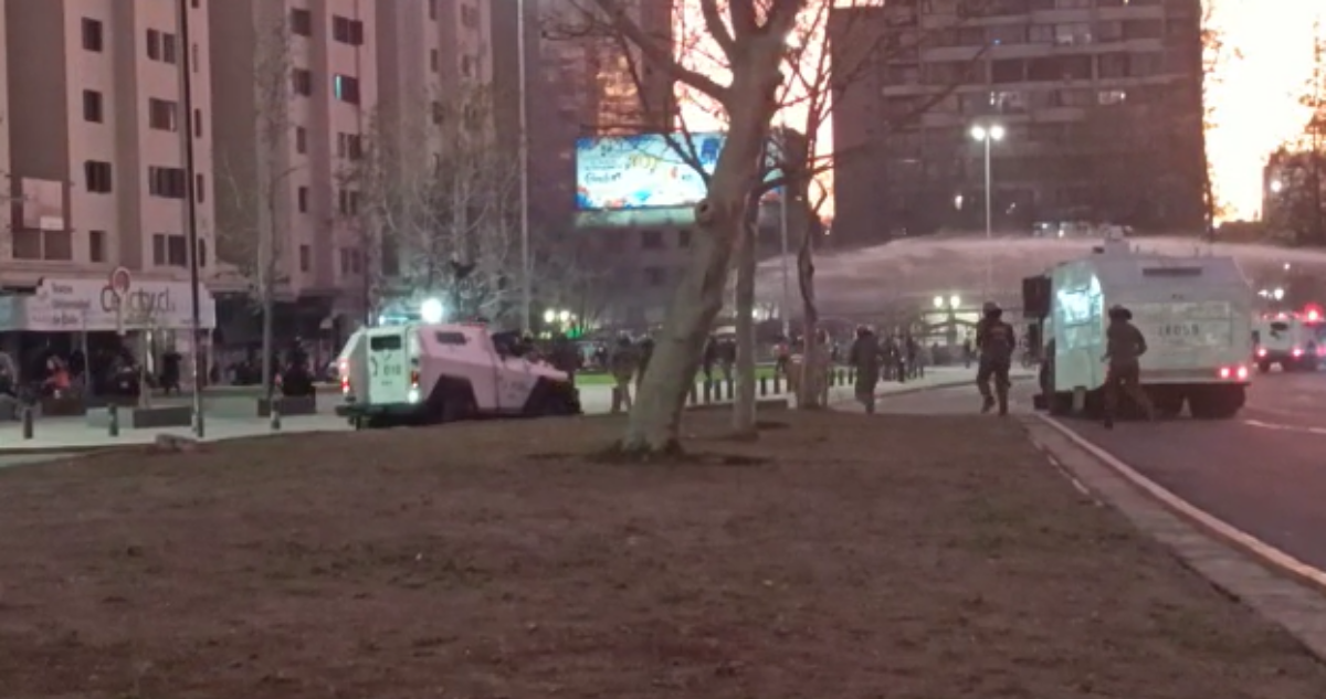 Manifestantes protagonizan desórdenes en Plaza Baquedano